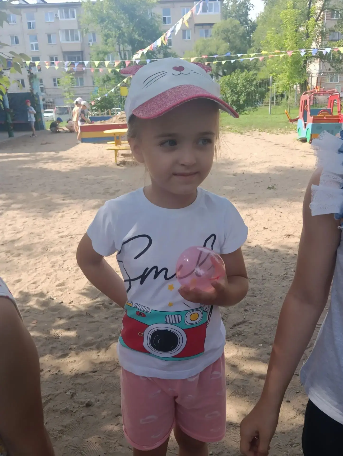 Какой же замечательный денёк в саду: дети играют с нелопающимися пузырями и придумывают свои игрушки