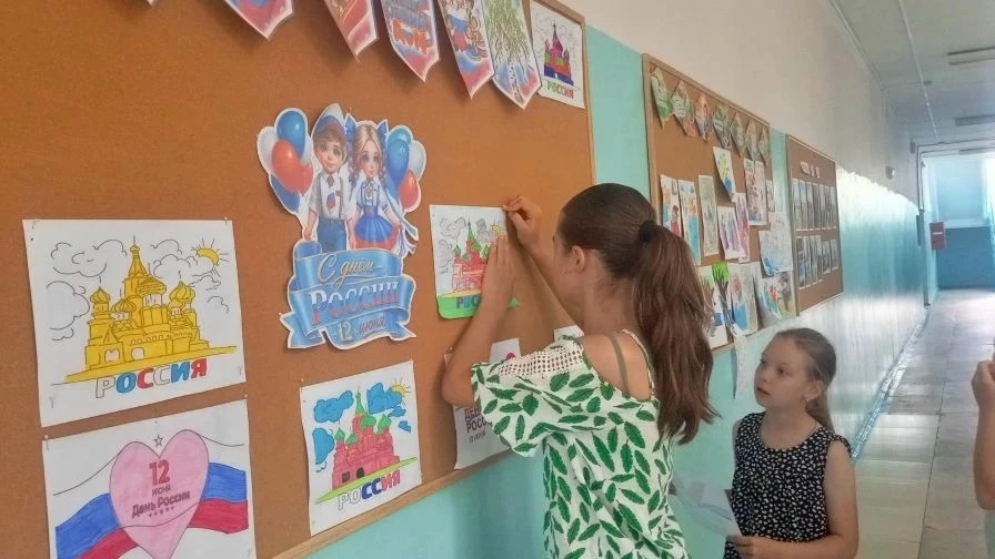 Ура! У нас выставка ко Дню России! 🇷🇺🎨

В лагере «Солнышко» стало ещё ярче — мы устроили тематиче
