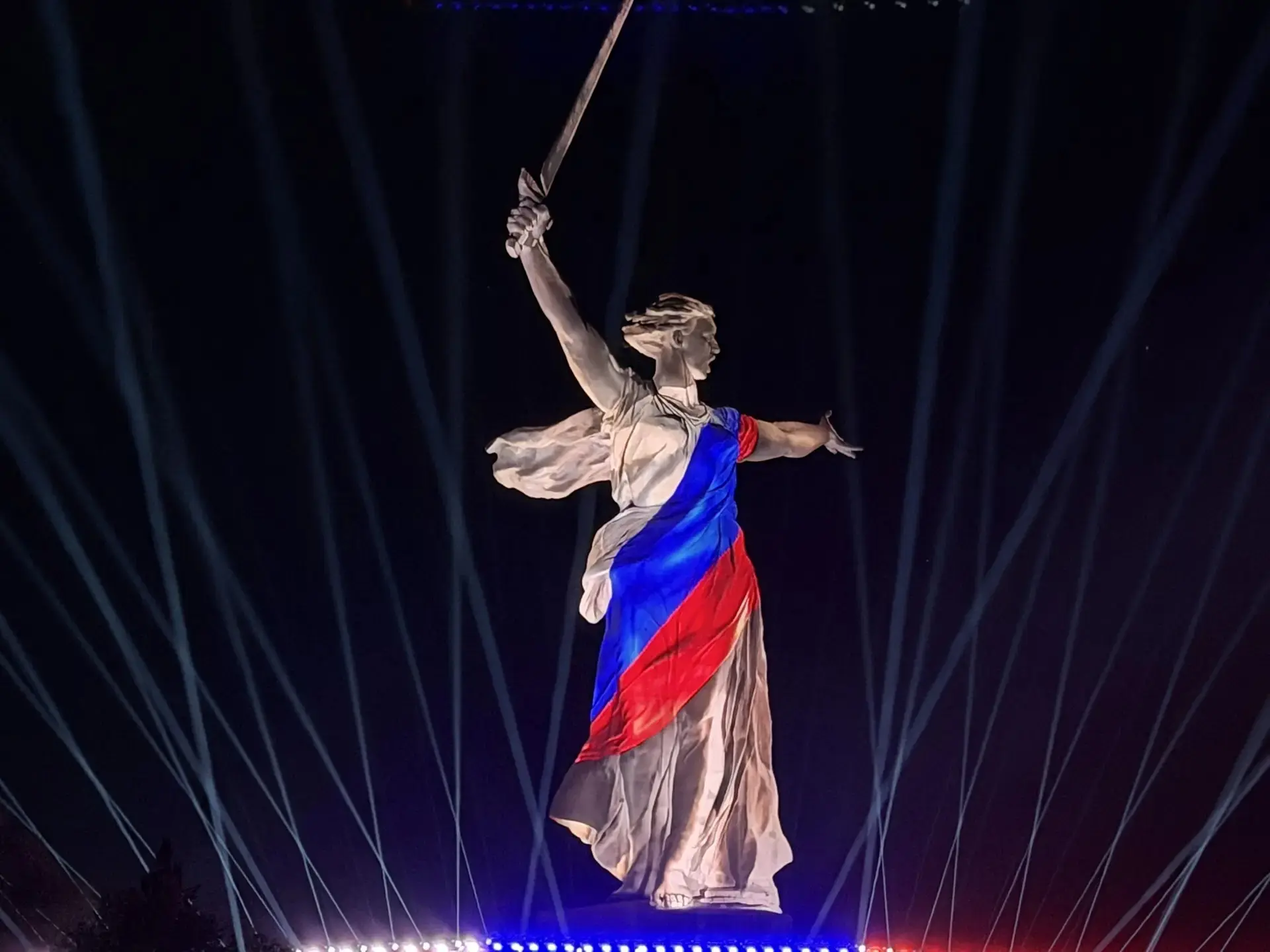 Свет Великой Победы.  7 мая в Волгограде состоялась грандиозная премьера патриотической акции «Свет 