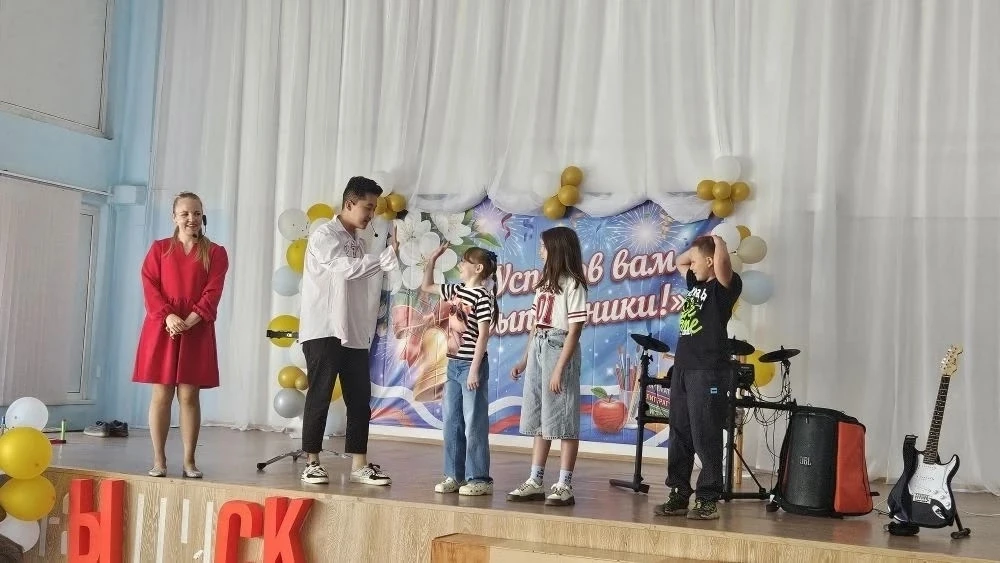 Пришкольный лагерь "Солнечный" посетил театр иллюзий со спектаклем "Бременские музыканты". Выступлен