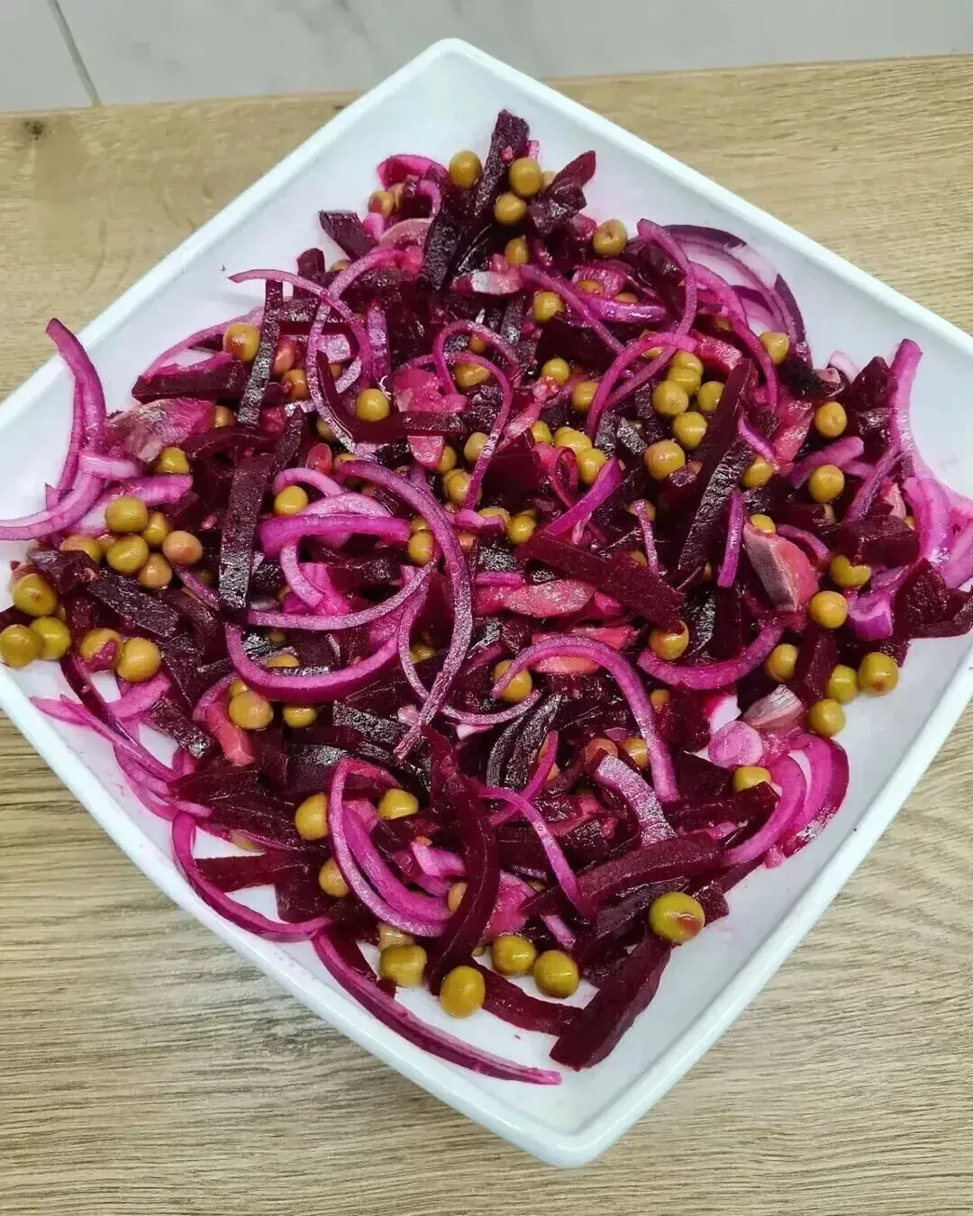 Простой и вкусный салат со свеклой 🍁  Ингредиенты:  🔸️Свекла вареная 🔸️Филе сельди 🔸️Красный лук 🔸️З