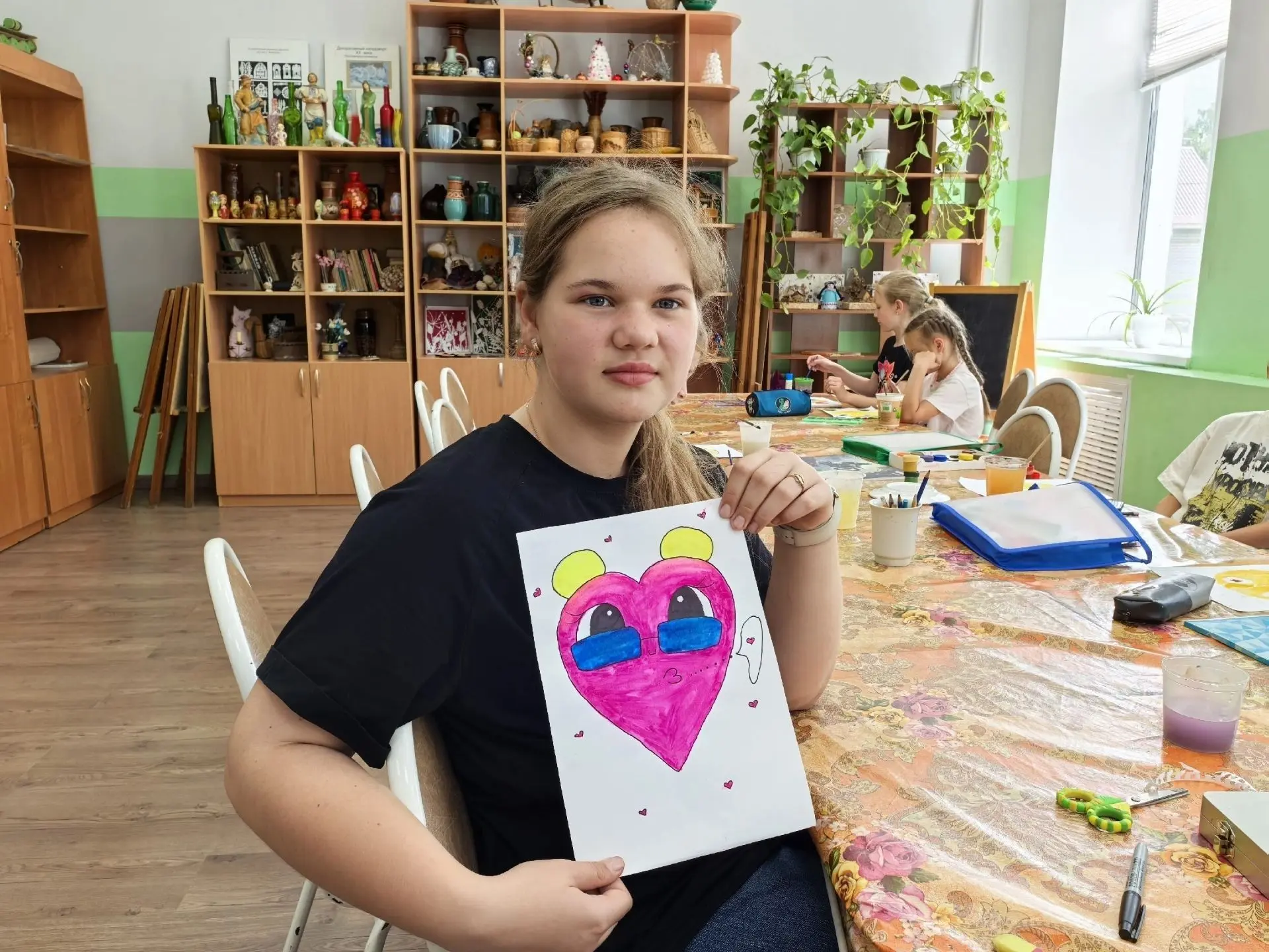 Сегодня в нашем лагере 👫 дети занимались на мастер-классе «Веселые смайлики» , где каж...
