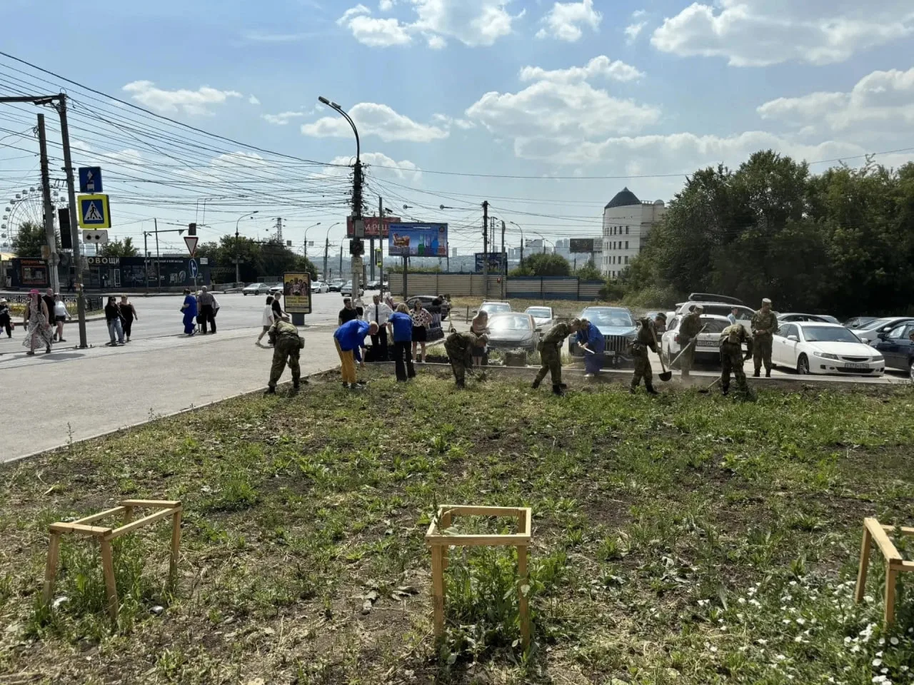 Октябрьский район начали озеленять - по улице Зыряновской уже начали высаживать новые ц...