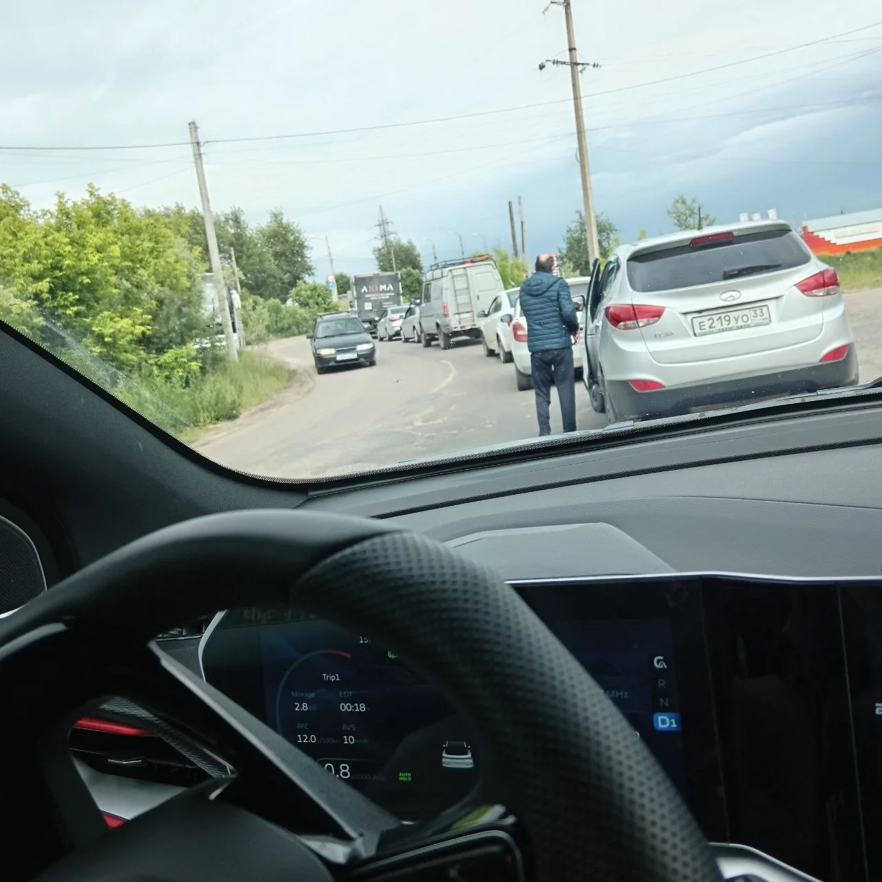 Очередь на заправку Лукойл .Цена на 95 70рублей

Скинули в бот