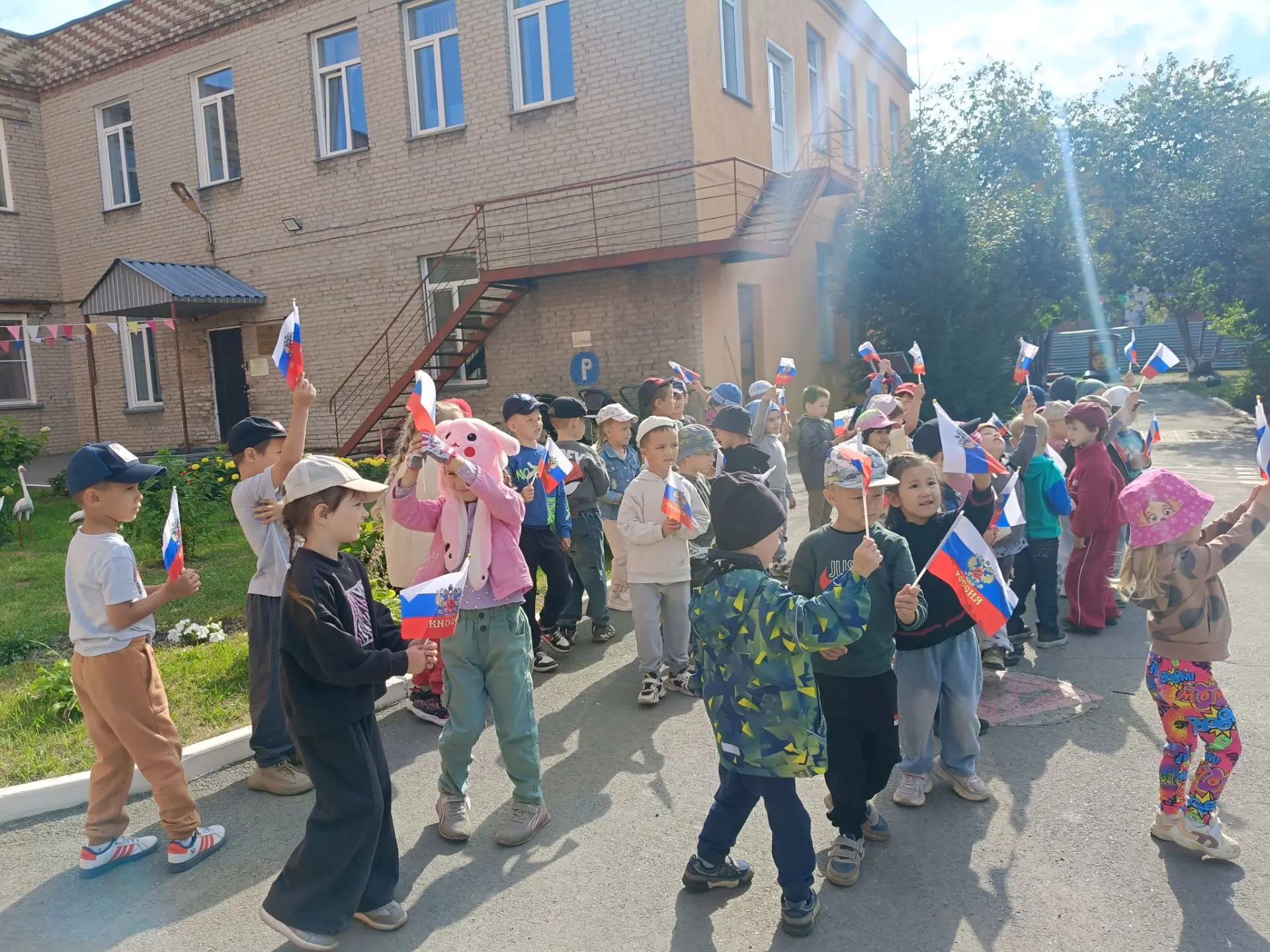 Добрый день! Посмотрите, как наши ребята и взрослые во 2-м корпусе дружно и увлечённо г...