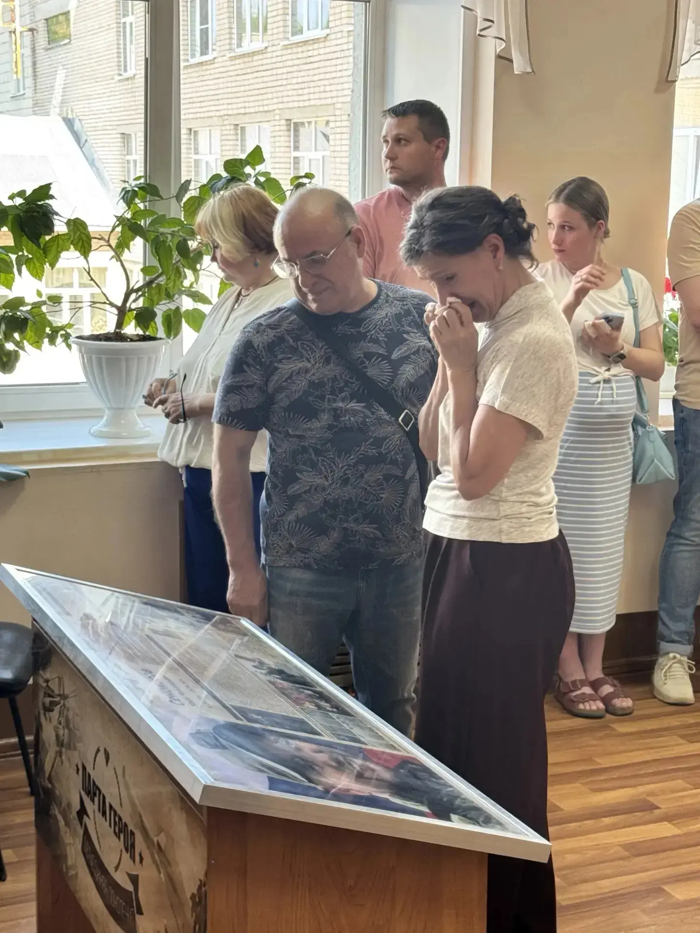 18 мая в нашей гимназии состоялось торжественное и волнующее событие — открытие «Парты Героя».  Особ