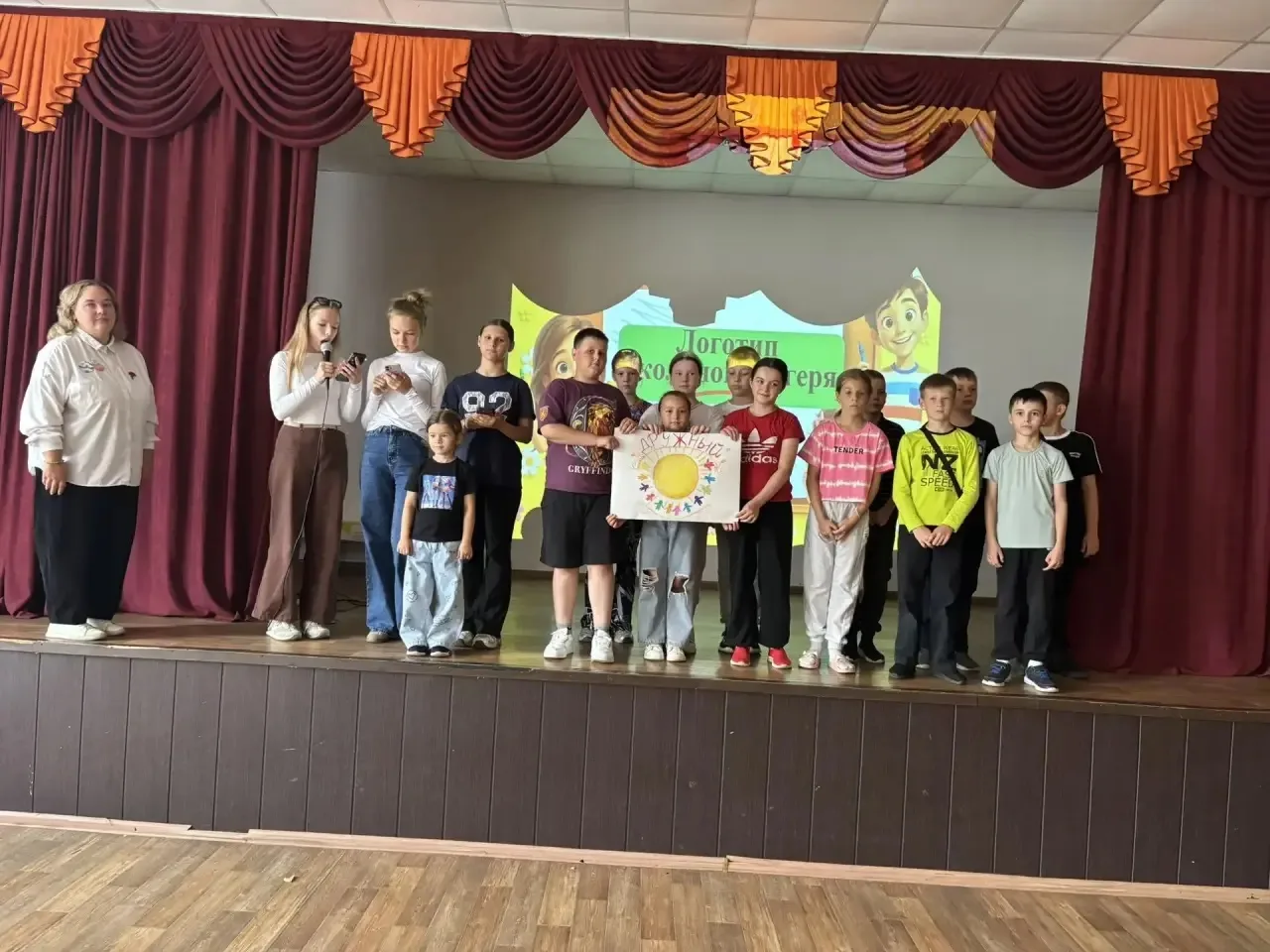 🎨 Создаём символ лагеря!

☝️ Скучать в нашем лагере «Дружный» просто некогда! Сегодня ребята погруз
