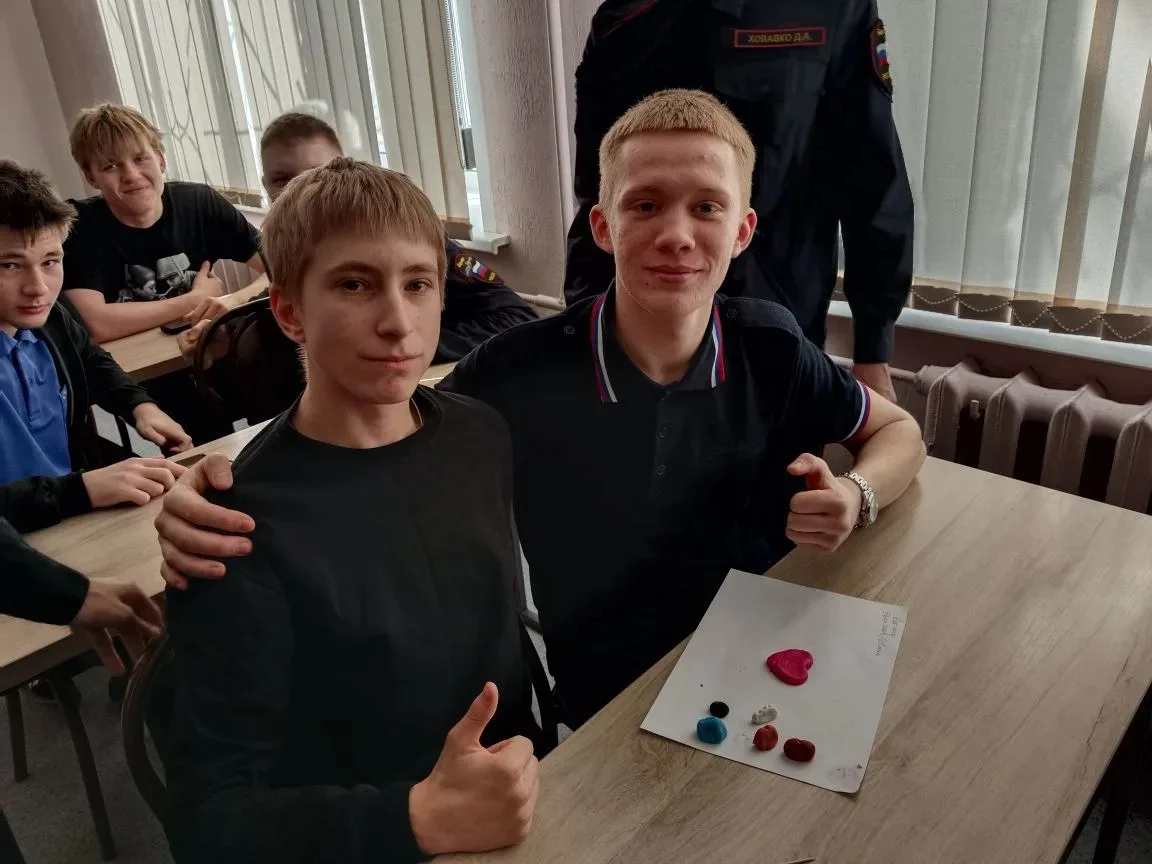 ⚡ Заседание арт‑клуба: от виртуальных экскурсий к хендмейд‑шедеврам.  Участники арт‑клуба под руково