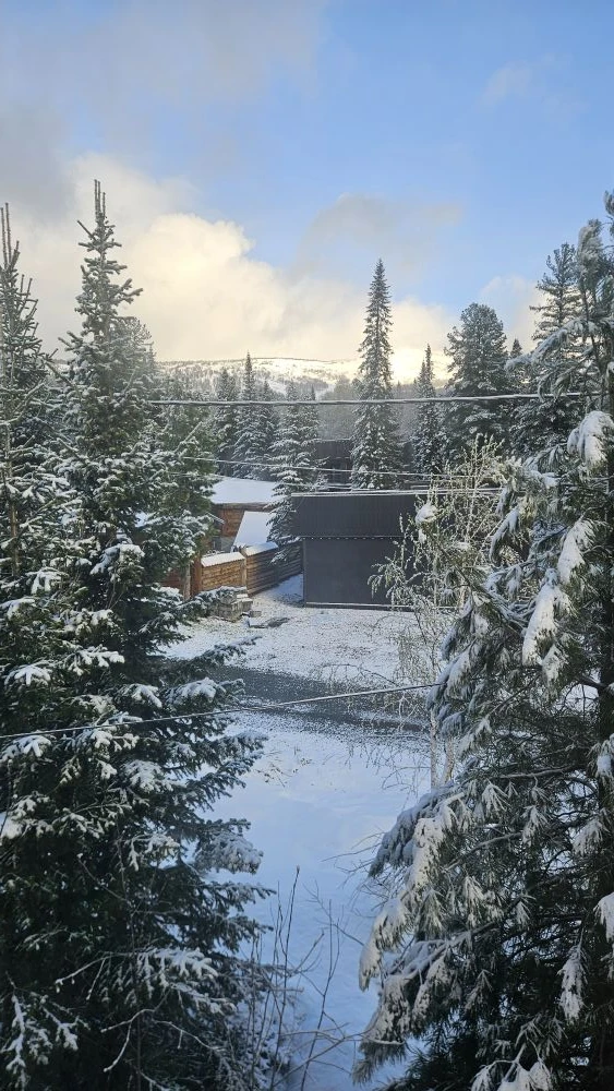 На улице май, а у нас идёт снег❄️ 
Кто уже соскучился по снегу? У нас тепло и уютно, наши дома и ном