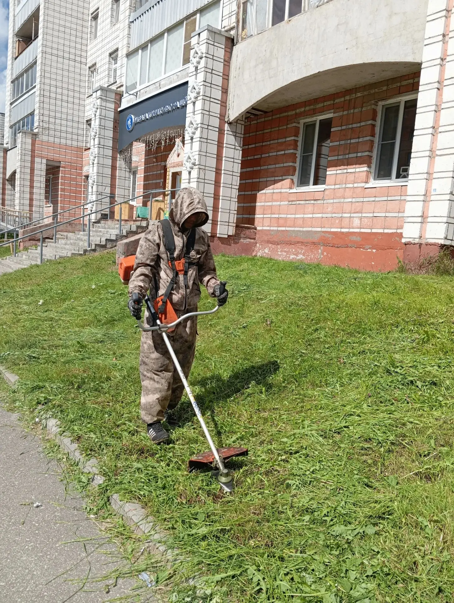 🌿Сотрудники ЖЭУ провели работы по покосу травы по следующим адресам:

пр. Бумажников, д. 42;
пр. Бу