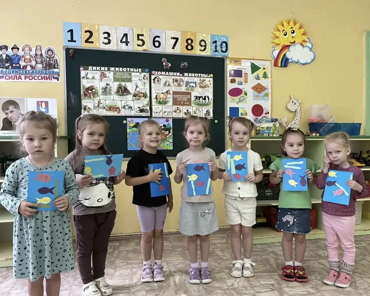 «Плыви , рыбка 🐟!»

     Как прекрасно провести время с детьми, создавая что-то своими руками! Мы р