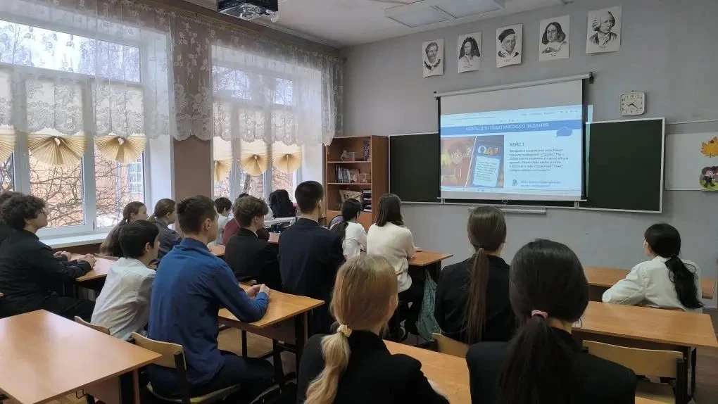 РАЗГОВОРЫ О ВАЖНОМ  🇷🇺Учебная неделя в нашей школе началась с торжественной церемонии выноса  госуда