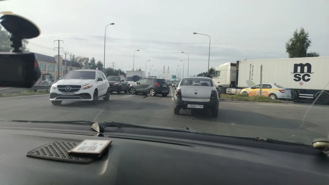 На выезде из Новосаратовки массовое ДТП и пробка