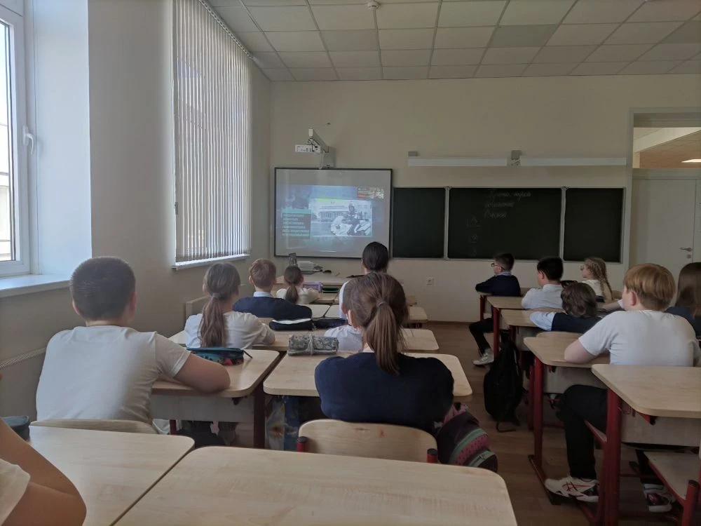 📢 Безопасность на дорогах — наша общая забота!  Сегодня в МОУ «Глебовская СОШ» на классных часах реб