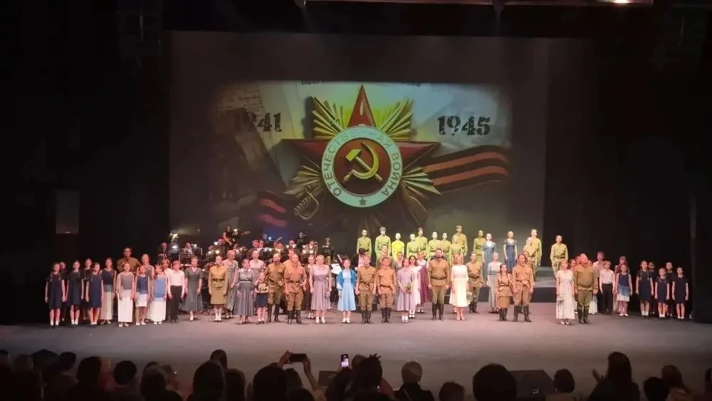 7 мая ребята 8Г, 8МЕД и 7Ф классов побывали в театре Глобус на замечательном музыкальном спектакле, 