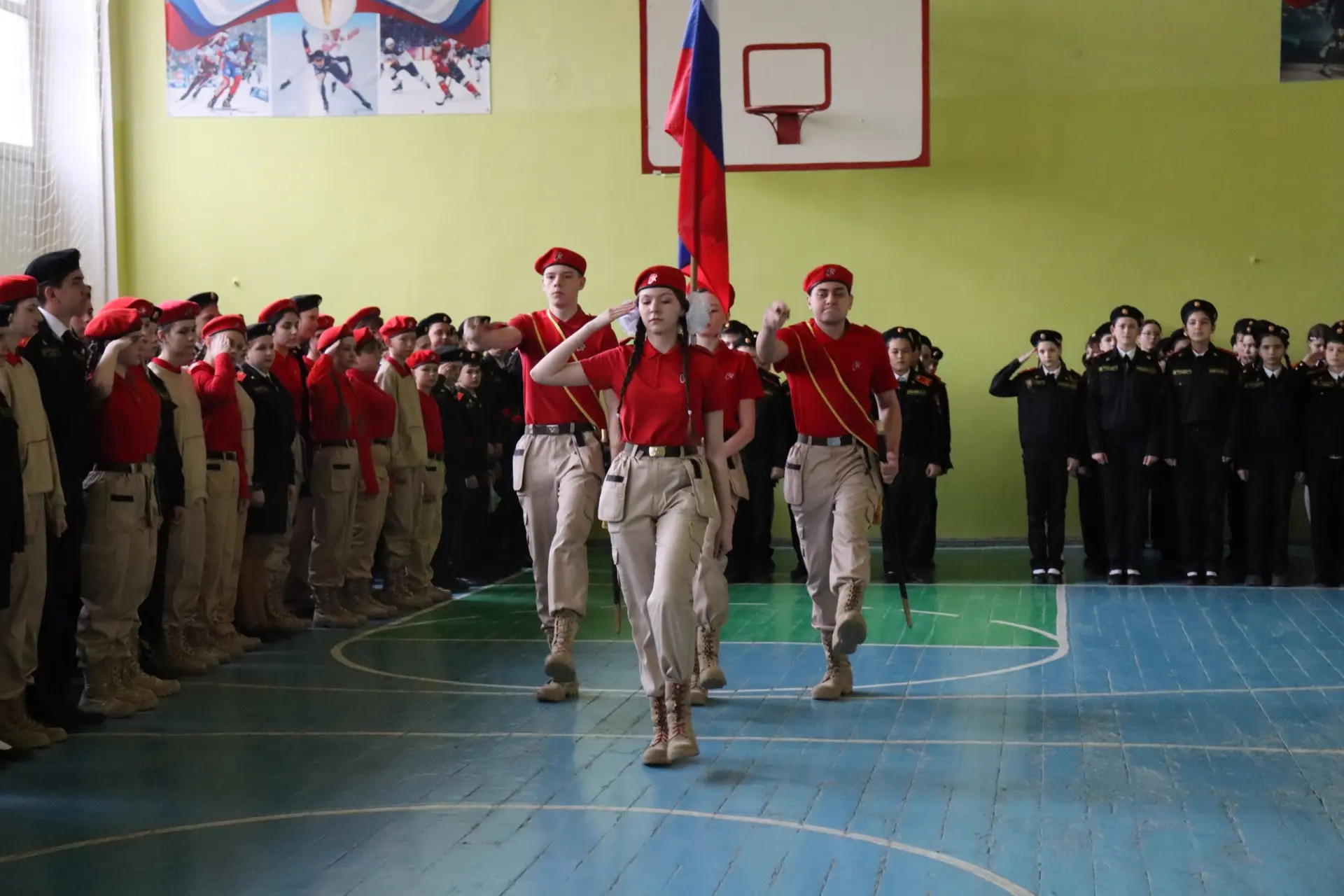 Понедельник — время старта!  🇷🇺 Учебная неделя апреля в нашей школе традиционно открылась торжествен