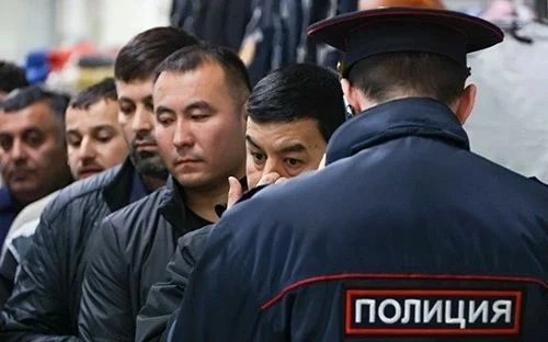 В Госдуме предложили ввести полный запрет на въезд в Россию семей мигрантов. Авторы ини...