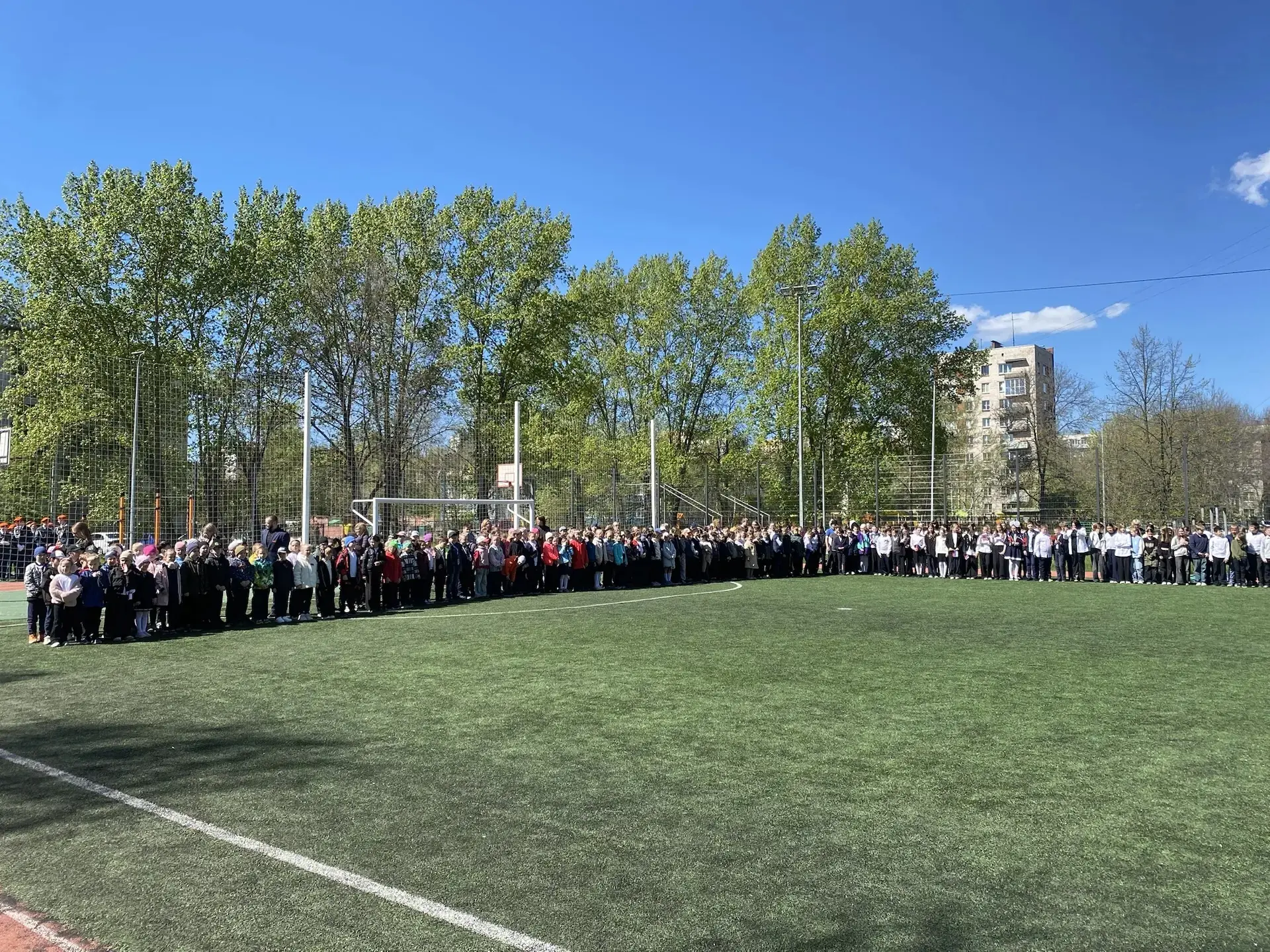 🎖️ Сегодня в нашей 350-й школе прошла торжественная линейка, посвящённая Дню Победы! 🎖️  С самого ут