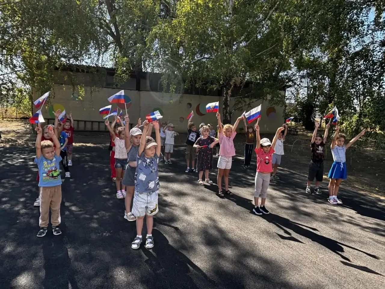 22 августа, в День Государственного флага России, воспитанники нашего детского сада про...