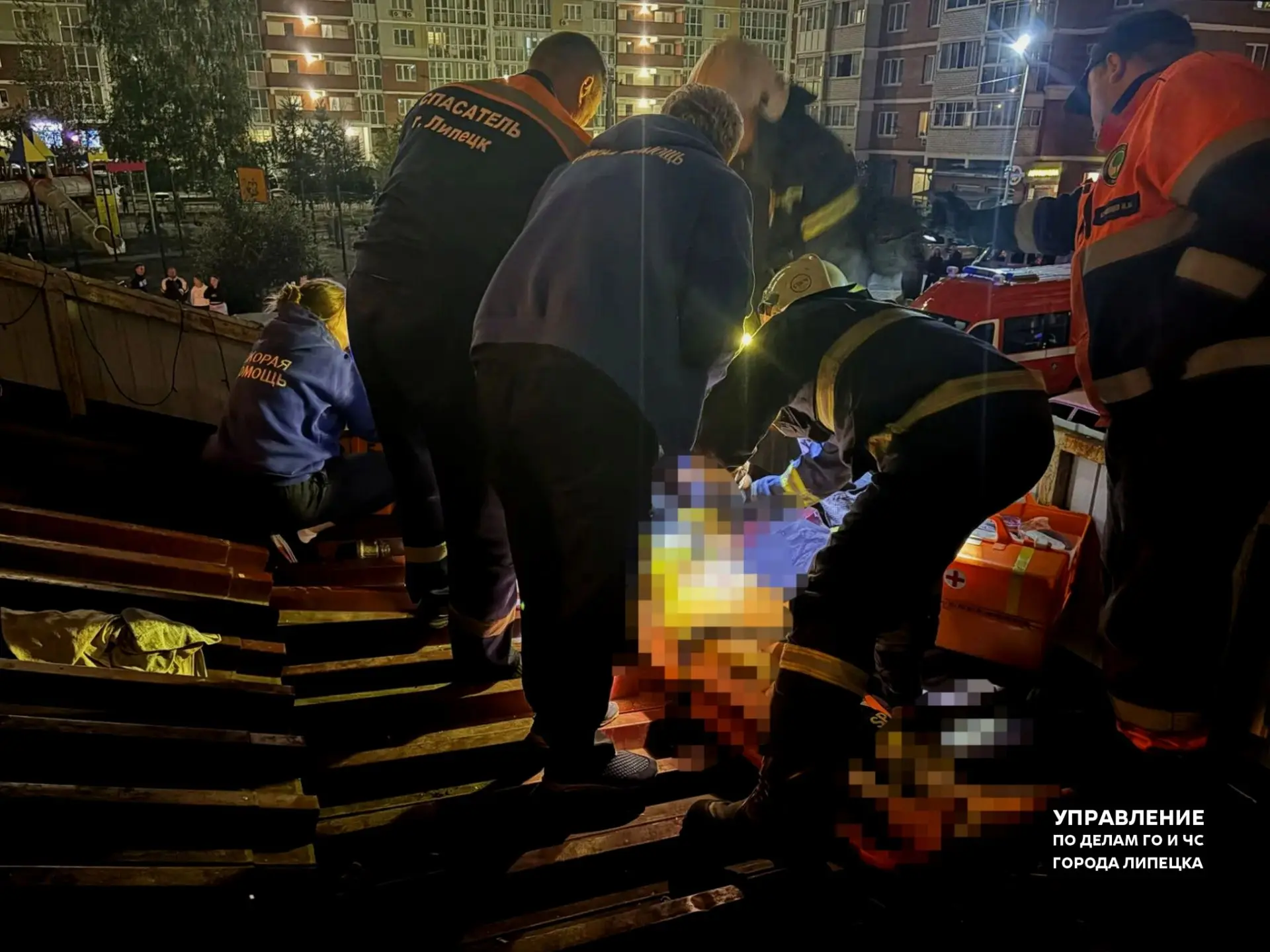 Вчера вечером на улице Елецкое шоссе, 1а, с 15-го этажа выпала 31-летняя женщина. Она у...