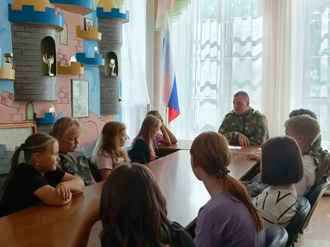 Накануне Дня флага в Доме творчества прошел важный урок патриотизма. На встречу с ребят...
