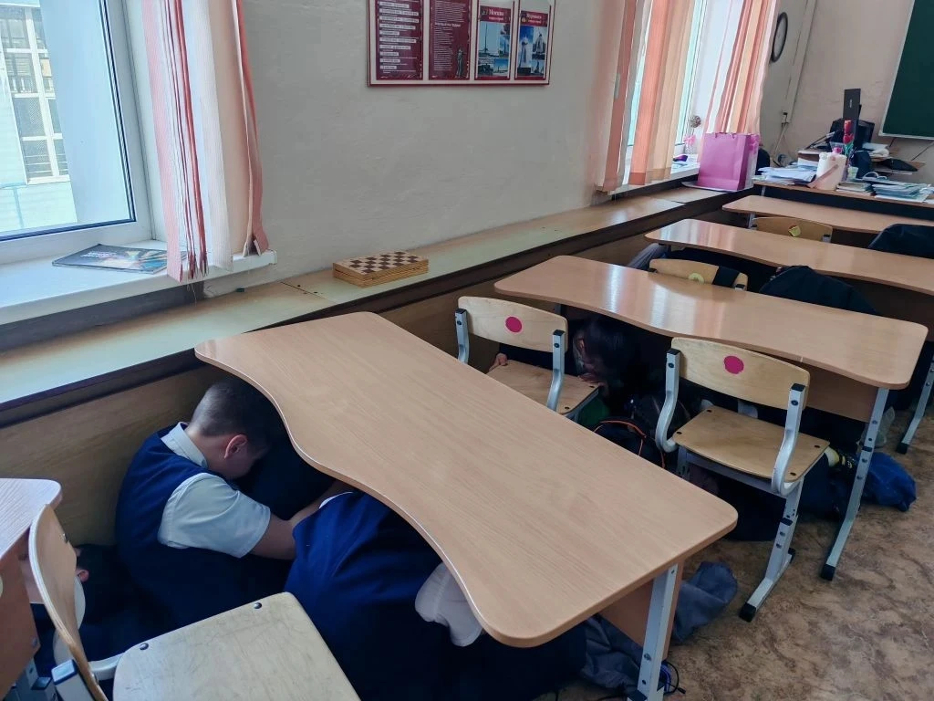 🛡️ ВАЖНО ЗНАТЬ, ЧТОБЫ ВЫЖИТЬ: В ГИМНАЗИИ ПРОШЛИ УЧЕНИЯ ПО АНТИТЕРОРУ  И ПРИ СРАБАТЫВАНИИ  ВЗРЫВНОГО 