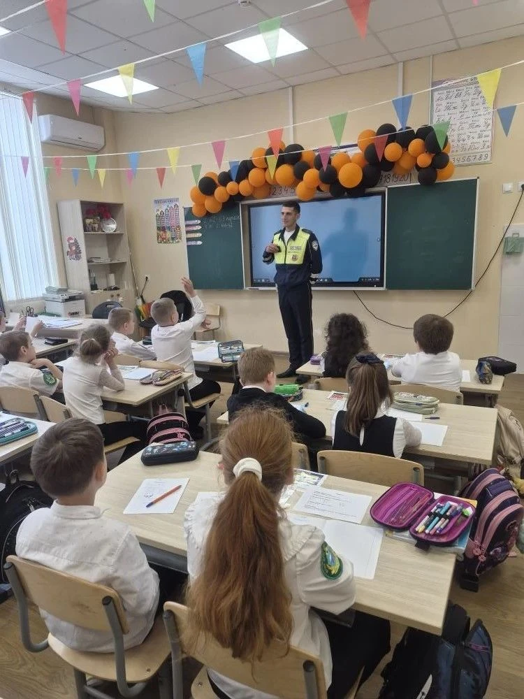 ✅В школе прошла встреча с инспекторами Госавтоинспекции. Специалисты провели с учащимися разъяснител