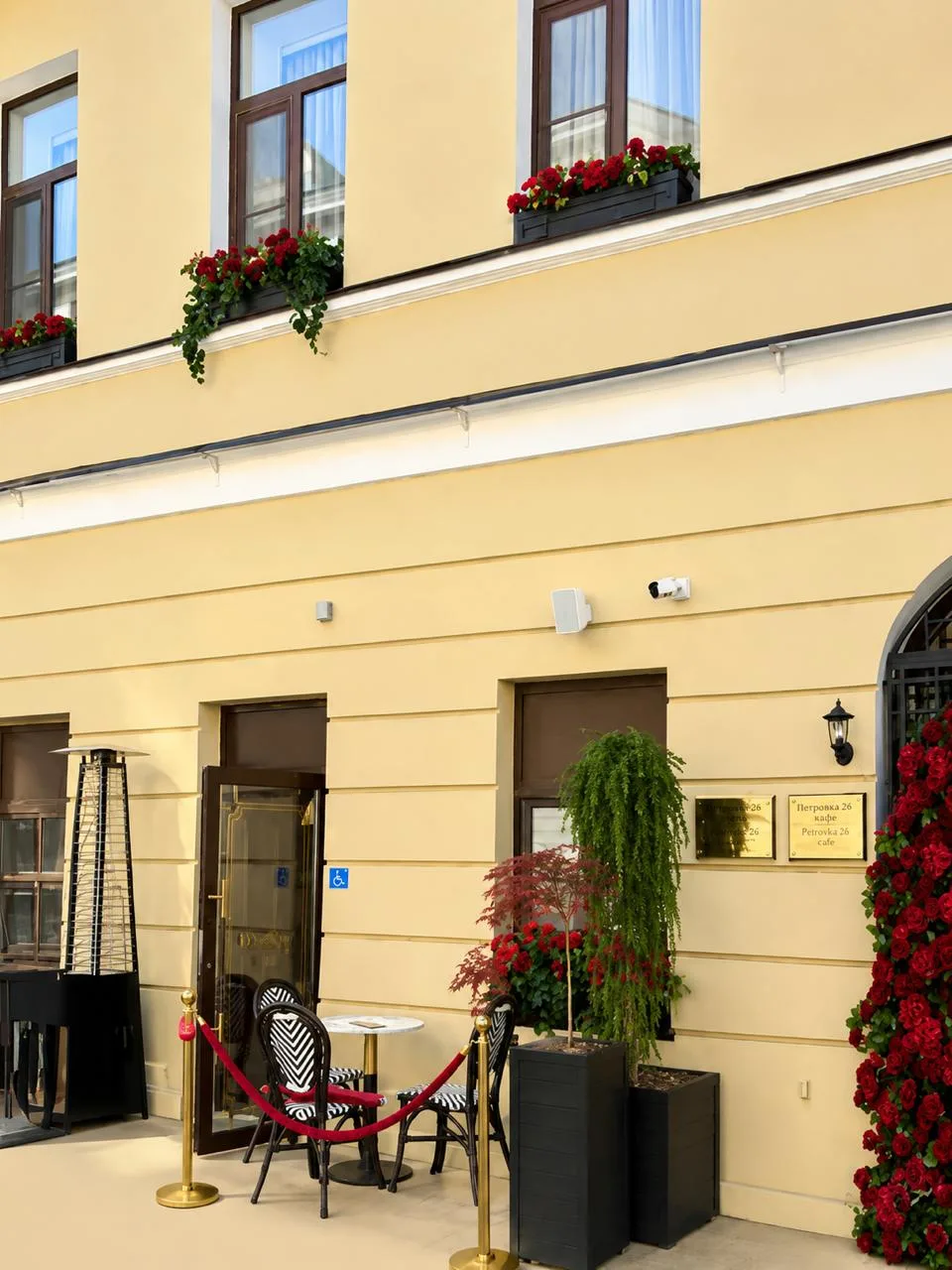 В BRASSERIE by ACADEMIA сочинили красивый сценарий для тех, кто считает, что хороший ужин должен соп