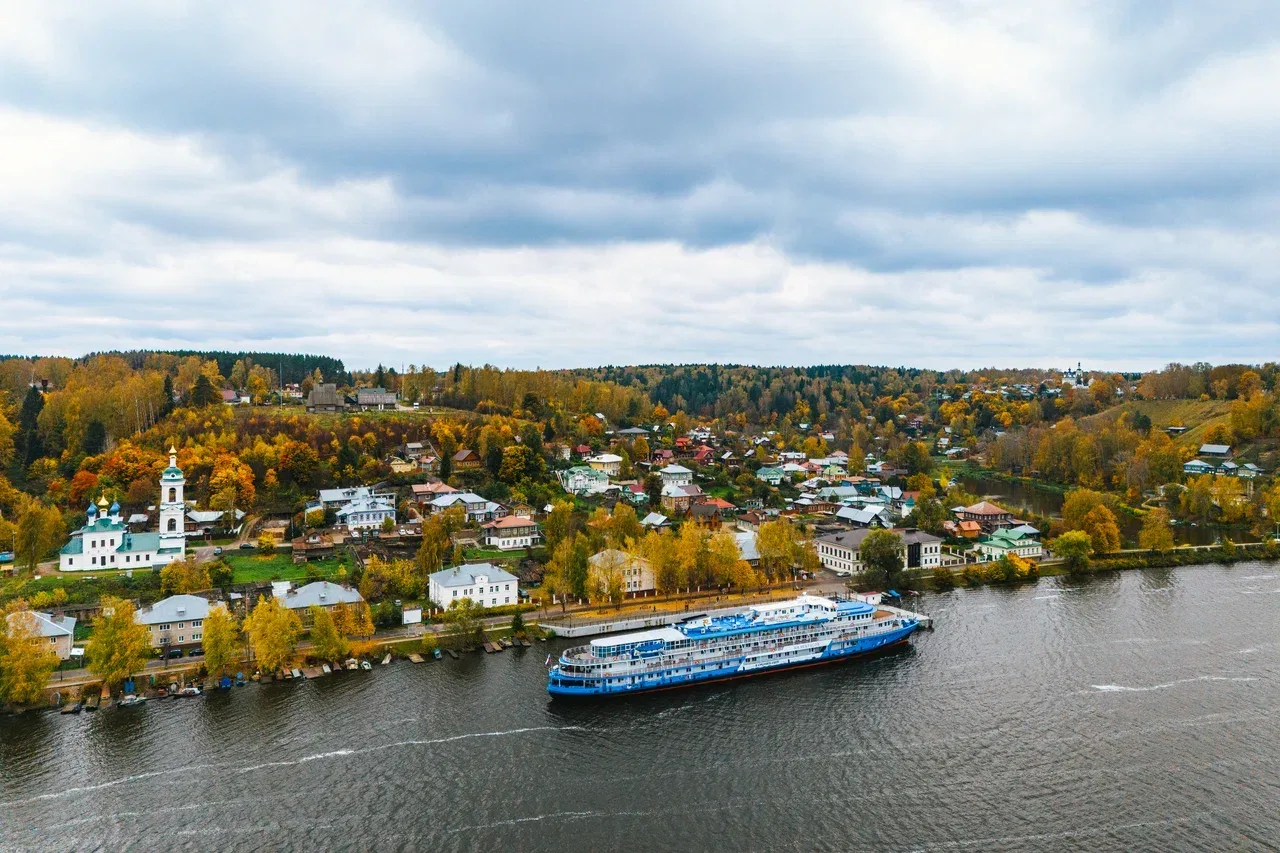 🛳️ Осень на реке — время уютных круизов 🍂