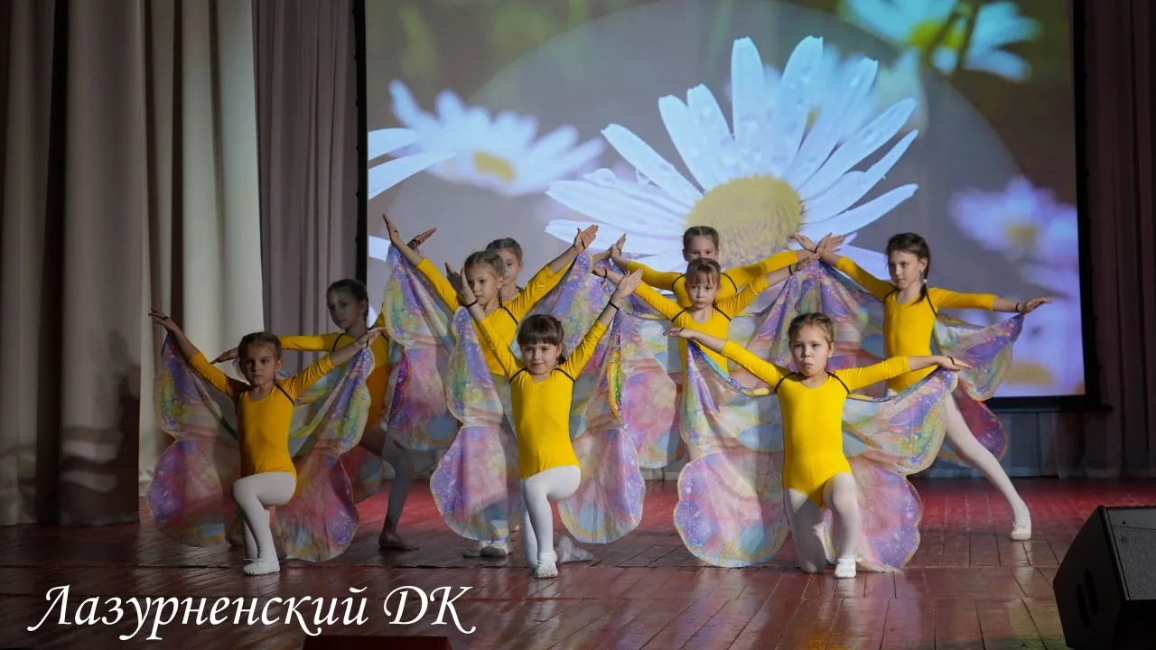 В День Матери на сцене ДК п.Лазурный выступили солисты нашей школы - Гаврилова Наталья с поддержкой 