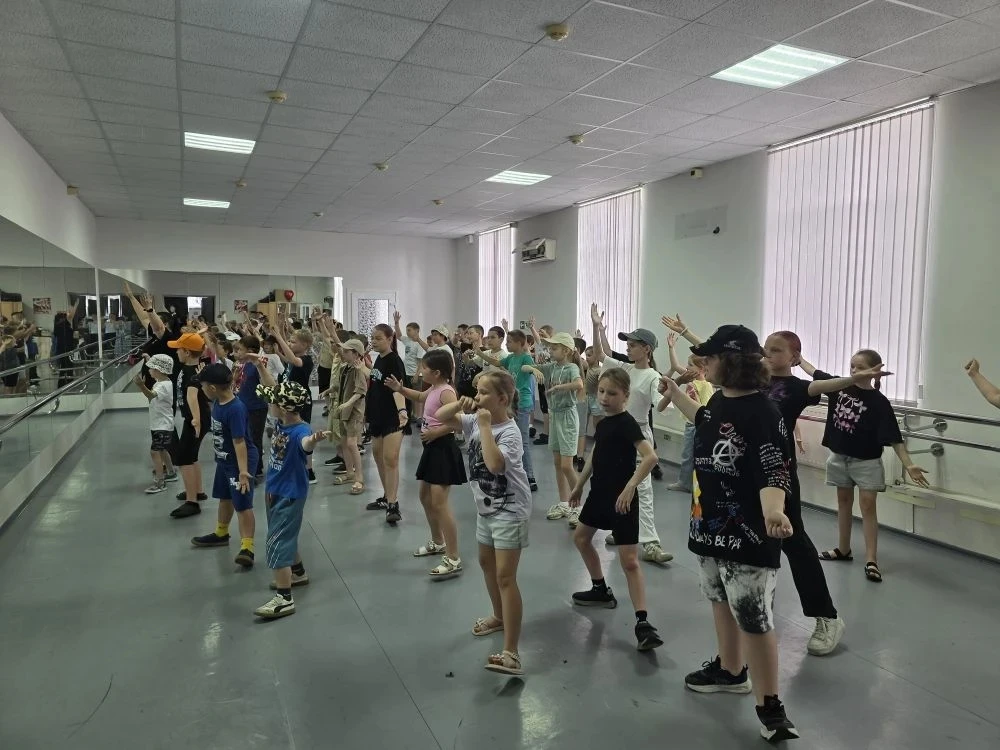 Сегодня руководитель клубного формирования Погребкова Е.В. провела флешмоб ко Дню России - "Здоровая