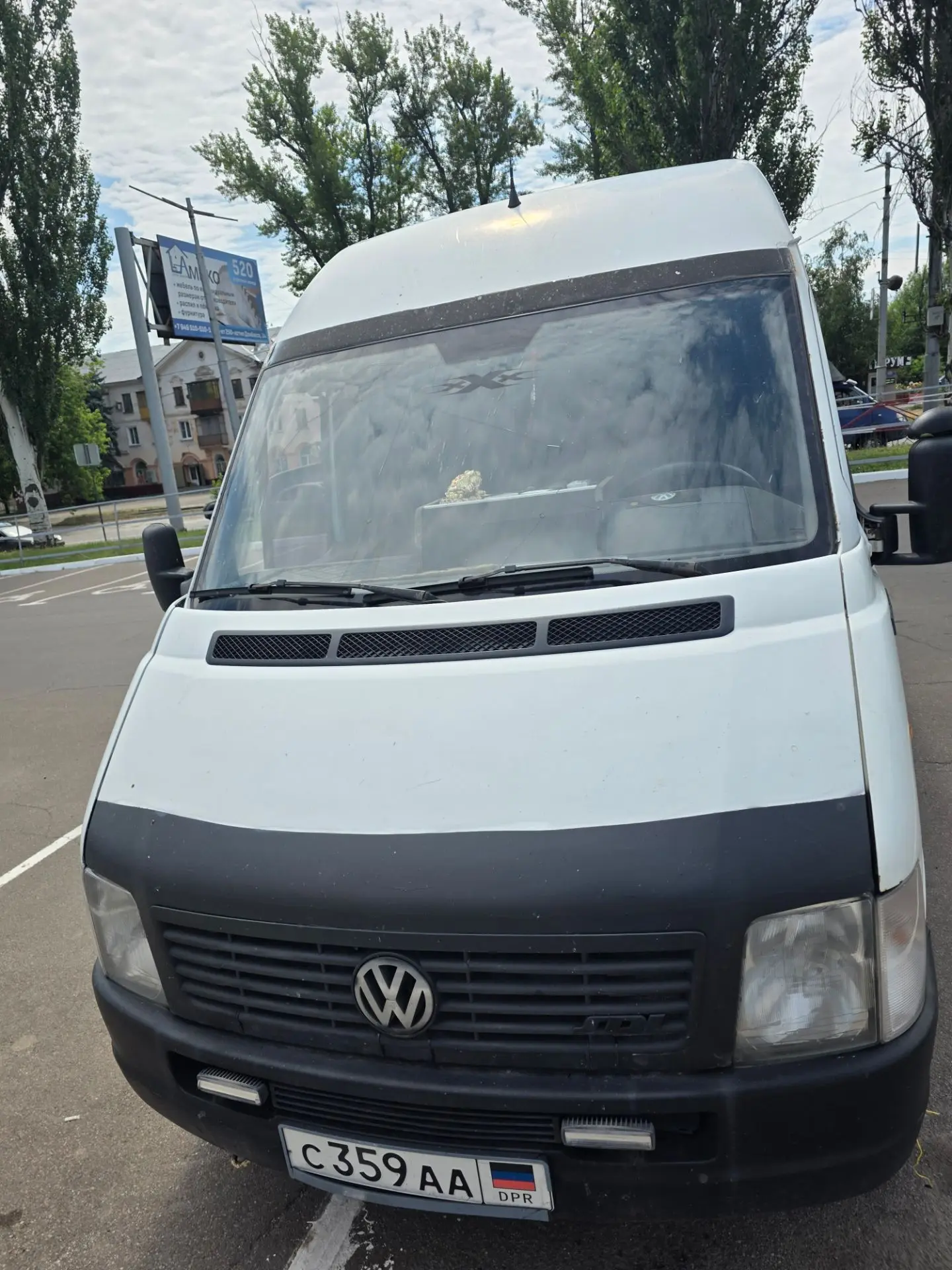 Продаётся бусик,18 мест
2.5 турбо дизель работает ровно не троит ,не дымит, правая дверь электрическ