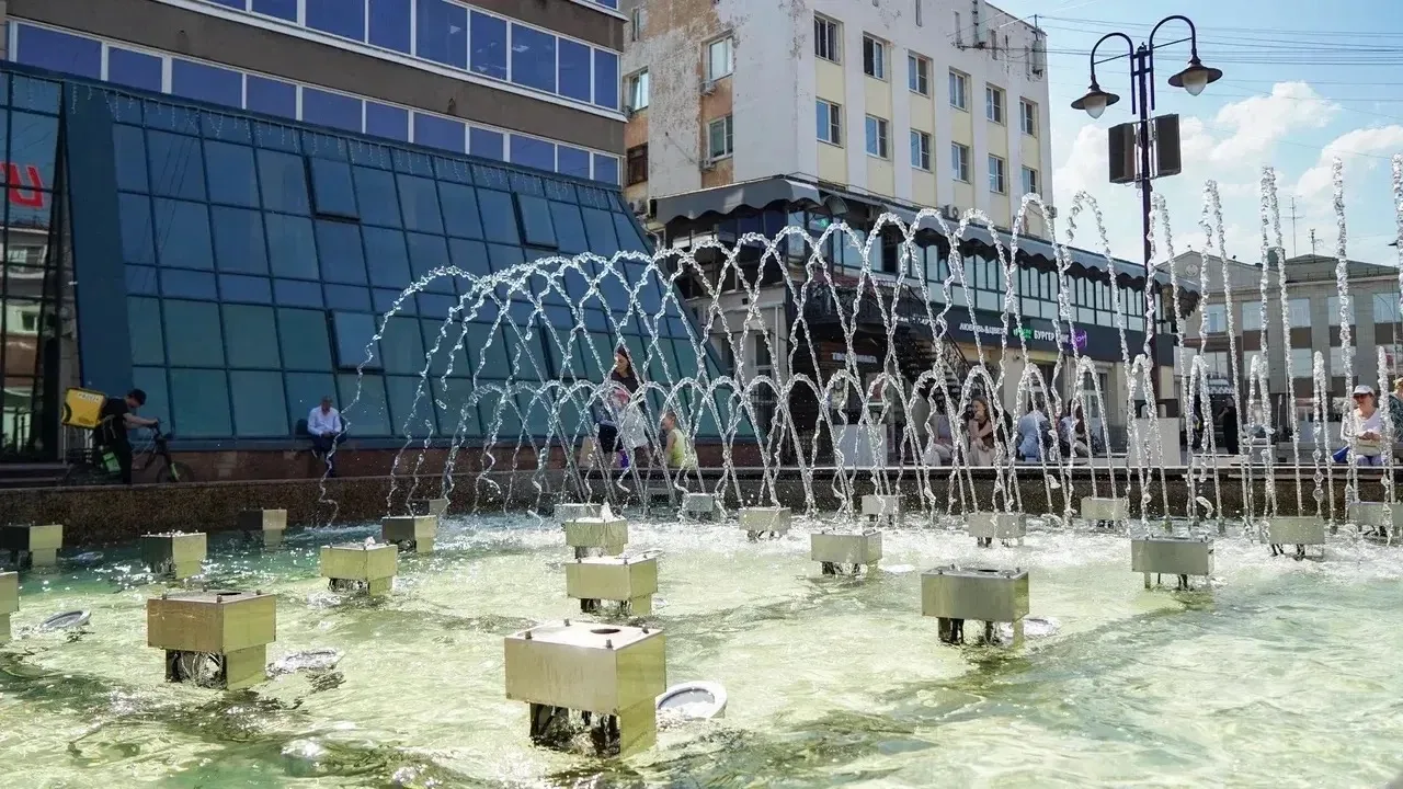 В областной столице заработали городские фонтаны на площади Федулова и в Благовещенском сквере  Оба 