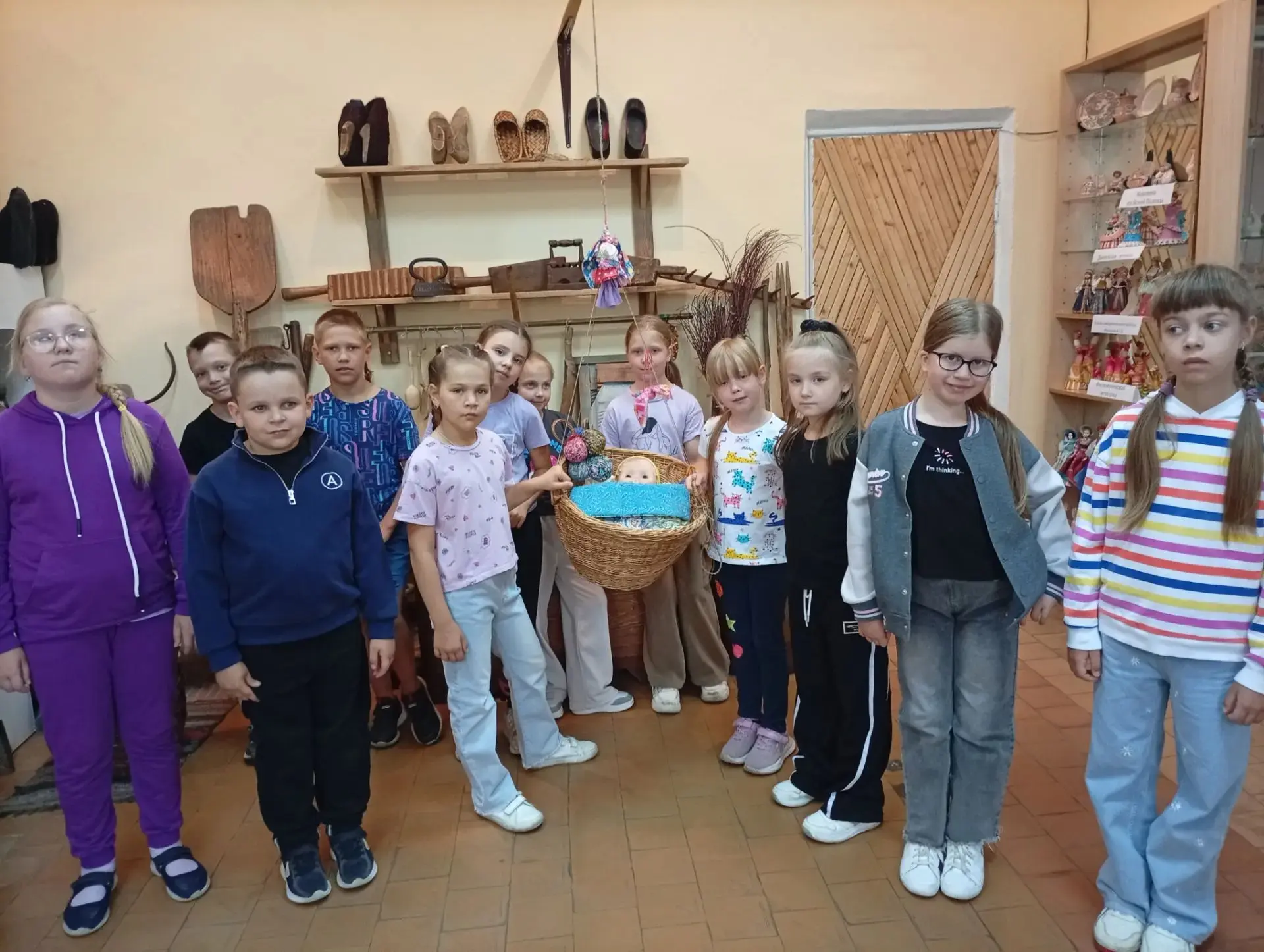 А вы знаете, как жили в русской избе? А наши ребята теперь знают! 🏠

Сегодня обучающиеся пришкольно