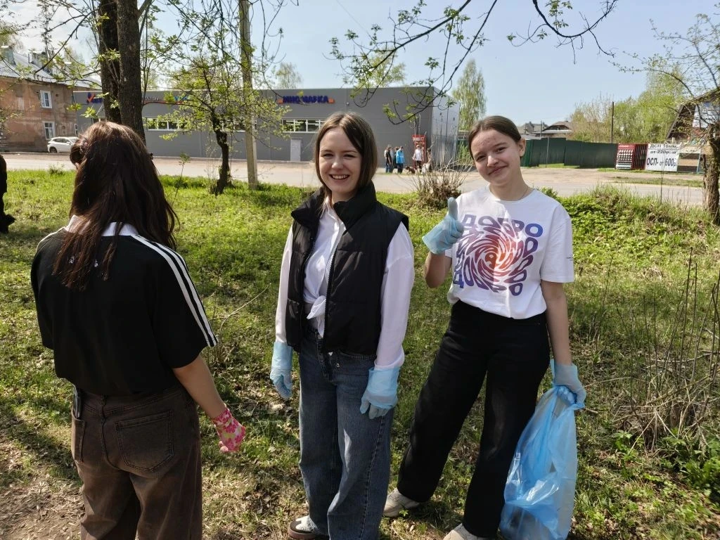 🌳Сегодня в нашей школе прошел субботник. Ребята из восьмых и десятых классов привели ...