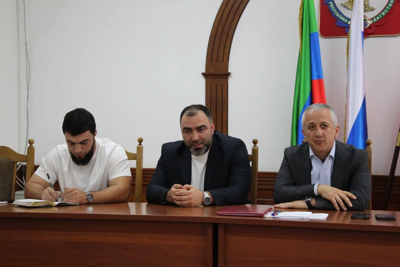 В администрации Ахтынского района прошла встреча  с Героем России, кандидатом в депутат...