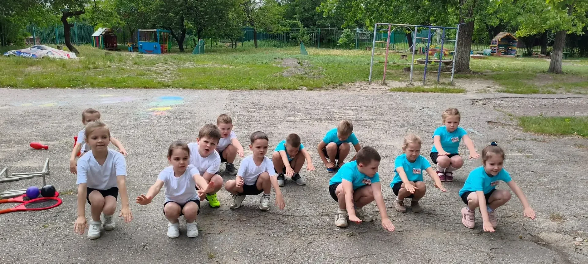 «Физкультура на улице»
Мы веселые ребята,
Непоседы, дошколята,
Любим мы играть, смеяться, физкультур