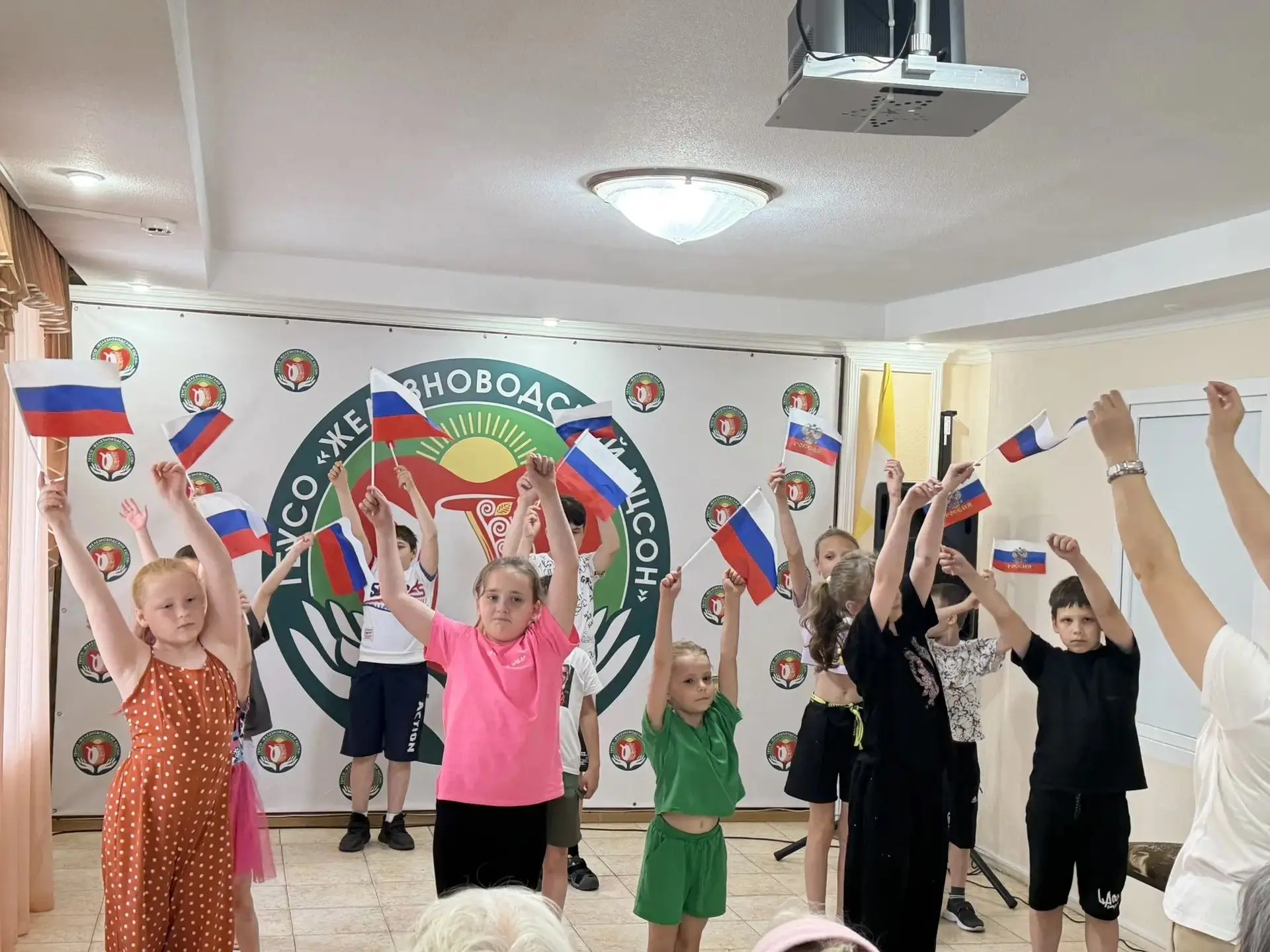 Два поколения — одна страна: праздничный концерт в преддверии Дня России
 
В преддверии Дня России в