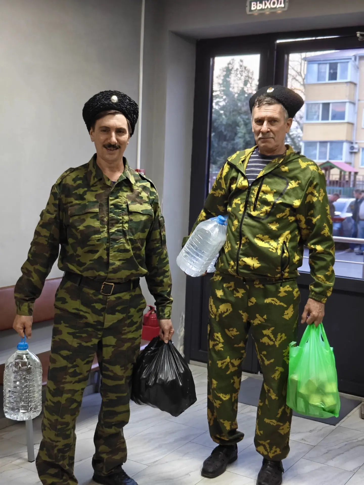 Казаки первичных обществ Выселковского районного казачьего общества для военных казачье...