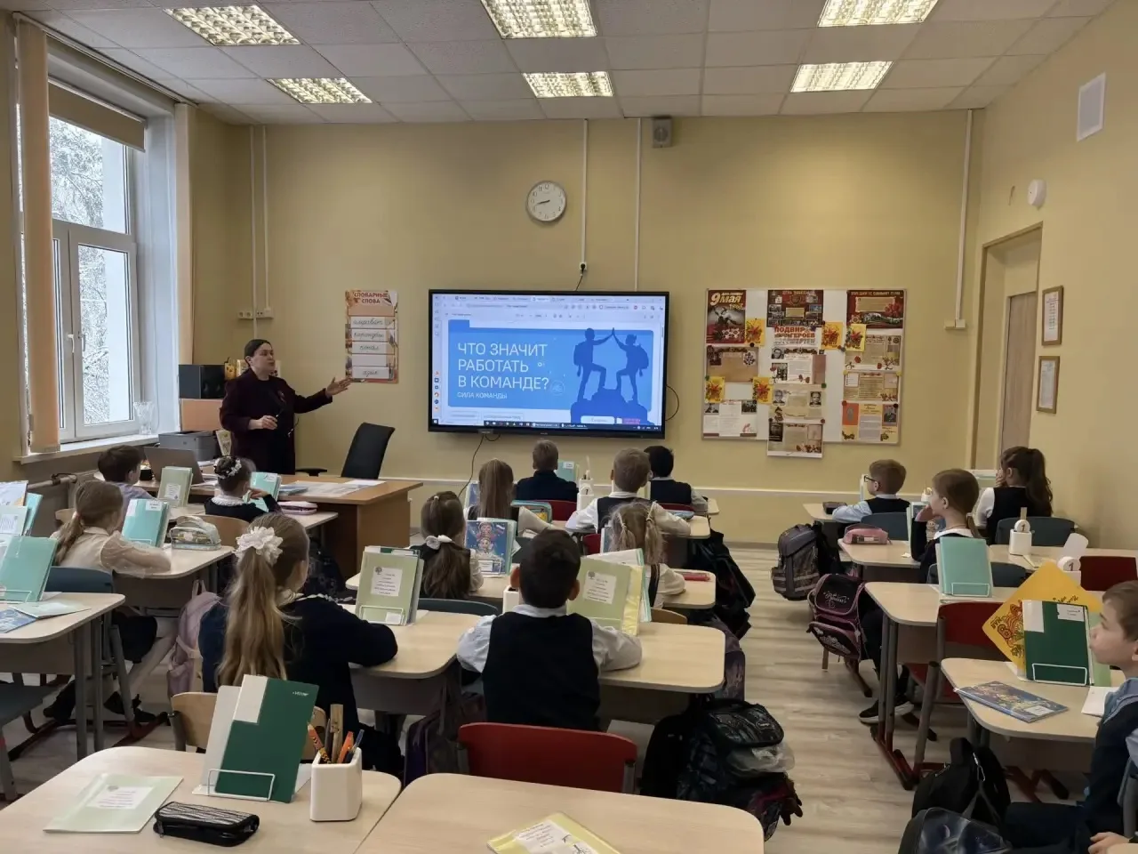 Доброе утро, друзья!  🇷🇺 Сегодняшний понедельник традиционно начался с торжественной церемонии подня
