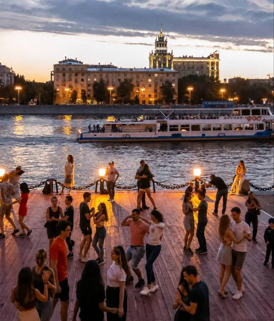 На Пушкинской набережной вновь проходят танцы под открытым небом 😍 

По вечерам здесь собираются лю