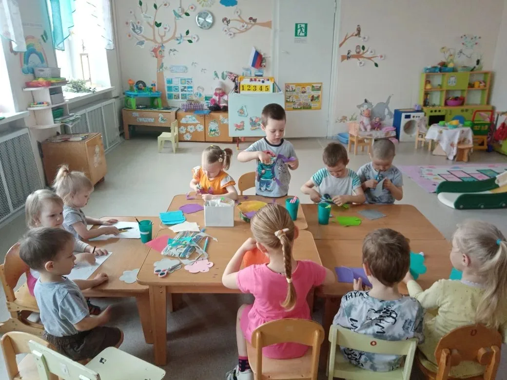 Занятие на тему «Весенние цветы» в детском саду может включать познавательные, творческ...
