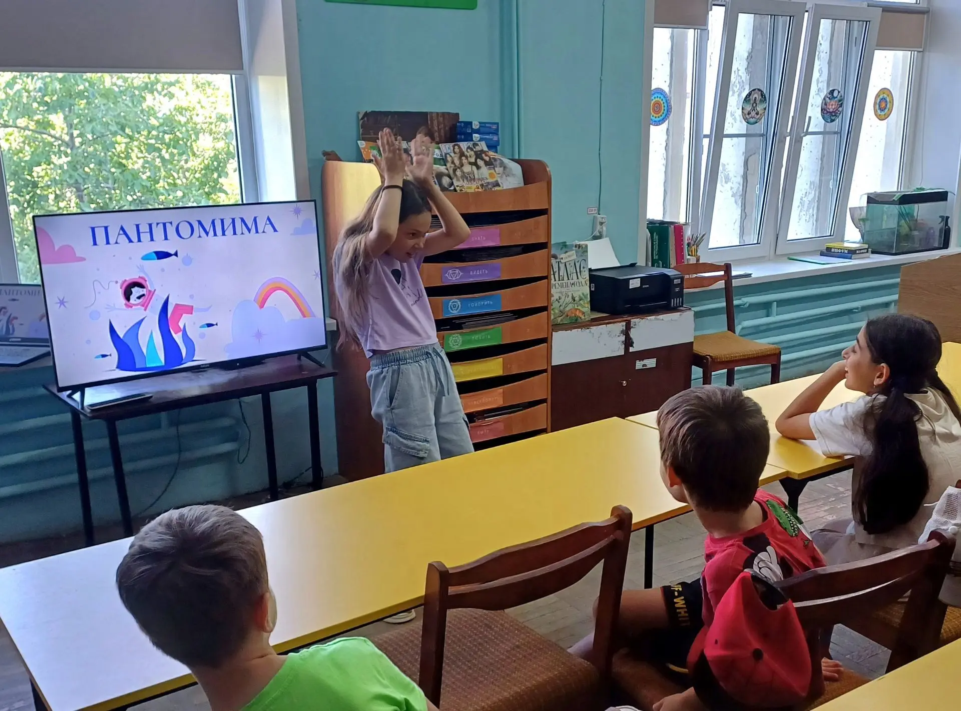 В Центральной детской библиотеке им. Зои Космодемьянской прошел конкурс-пантомима. Ребята разделилис