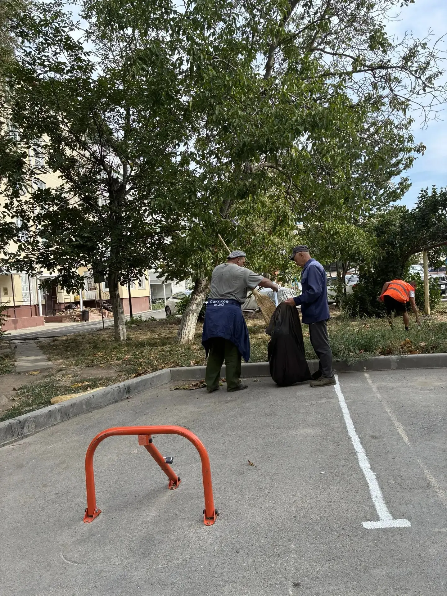 Уборка придомовой территории 28.08.26г. МКД № 75 по ул. Курортная