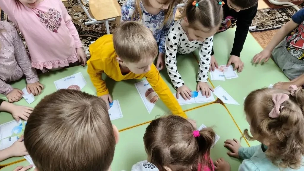Космический квест в 12 группе! 🚀✨  Тематическая неделя «Космос» продолжается, и сегодня наши ребята 