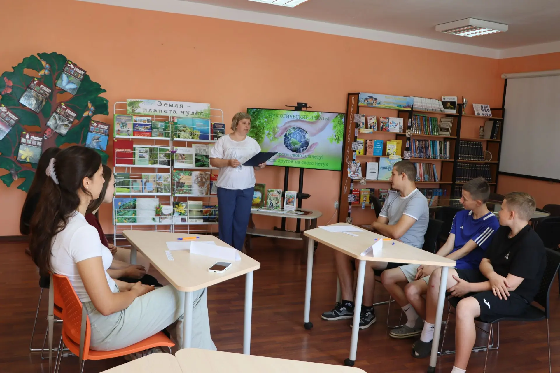🌍 Сегодня в Центральной библиотеке прошли экологические дебаты «Береги свою планету! В...