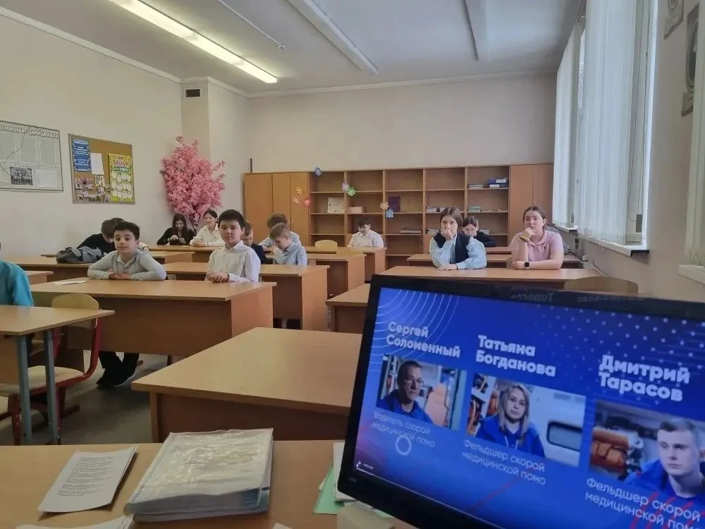 🗓️27 апреля состоялась еженедельная торжественная линейка, посвященная церемонии поднятия Государств