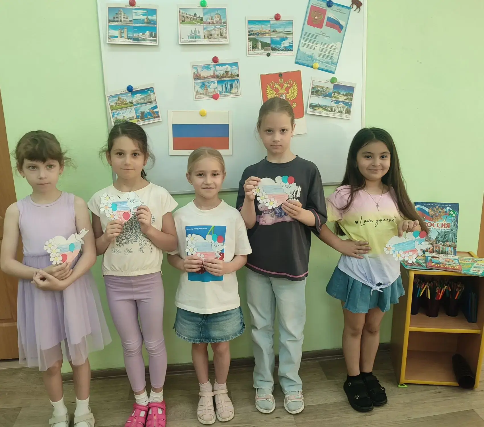 💙❤️ Белый, синий, красный — цвет России прекрасной!

В средней группе «Колокольчик» прошло тематиче
