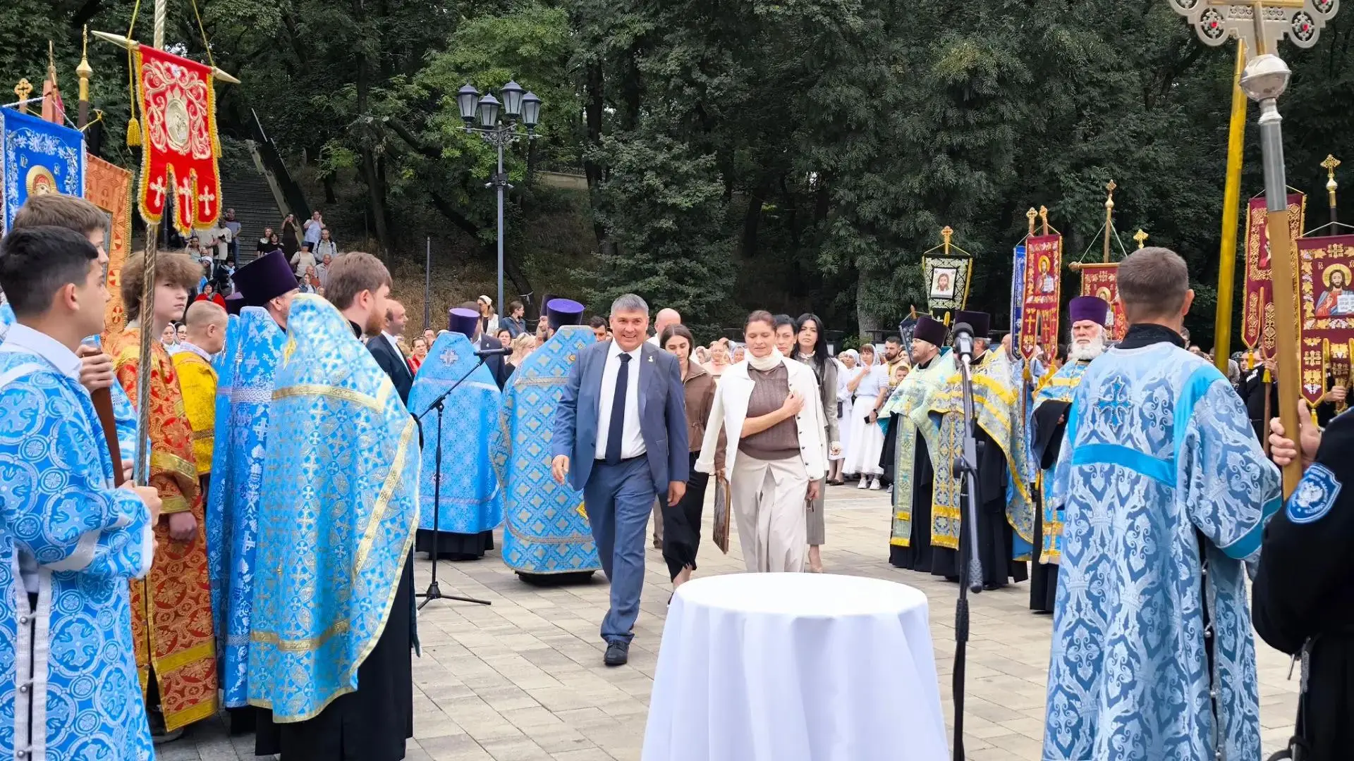 В шествии - тихая сила единства: шаг за шагом горожане бережно несут сквозь улицы памят...
