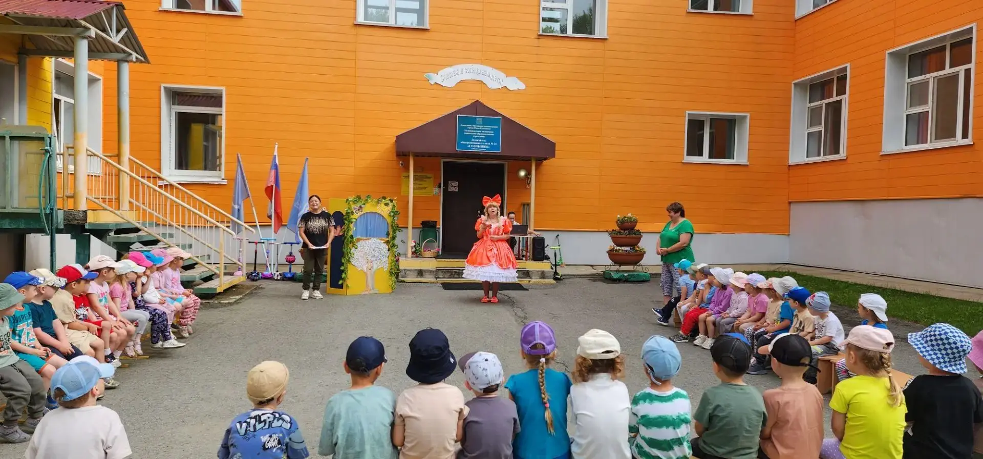 🌞 Солнечный «День лета» в нашем саду!

Сегодня для малышей прошло яркое и музыкальное развлечение —